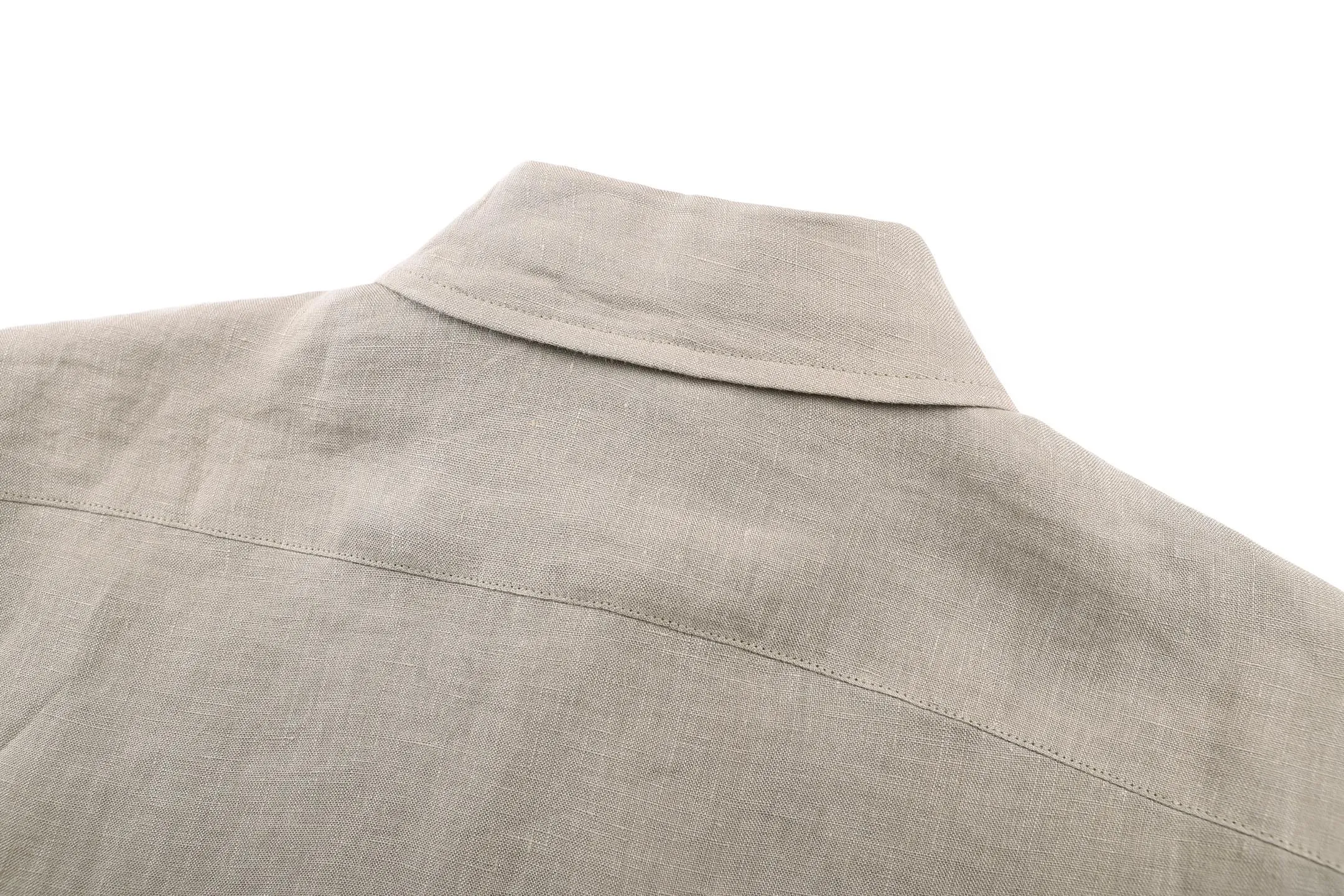 AP Loro Piana 26FW side seam logo lapel linen shirt ●Authentic 6800 purchase and development ●Customized 100% linen plain fabric ●Template embroidery ●Handmade overlocking ●Fabric fermentation wash ●Customized 1:1 buttons ●Customized 1:1 trademark ●Fit version ●Size: S M L